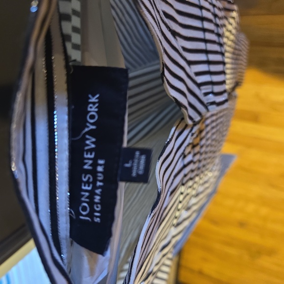 Like NEW Jones New York Signature Top - Picture 4 of 4